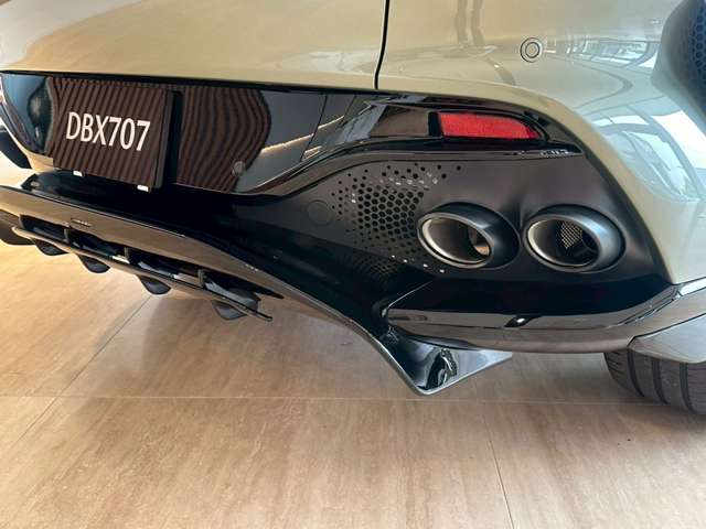 Aston Martin DBX 12