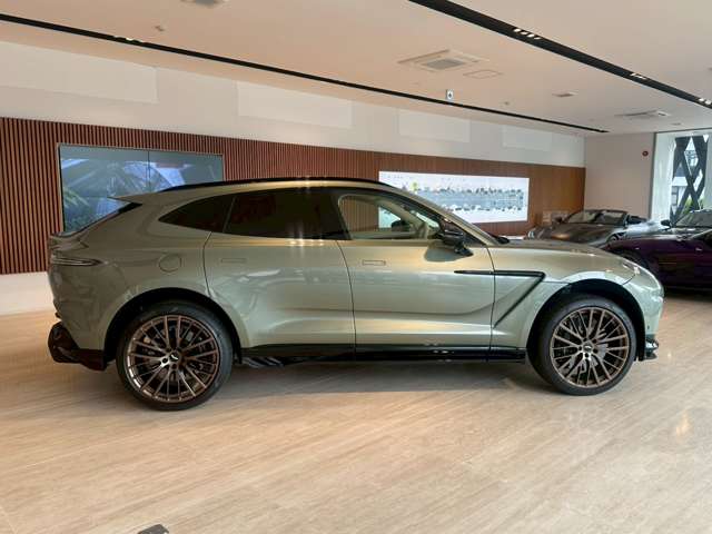 Aston Martin DBX 7