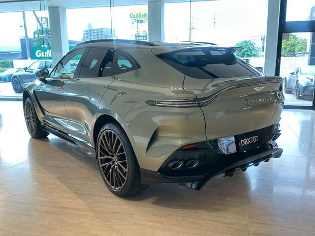 Aston Martin DBX 8