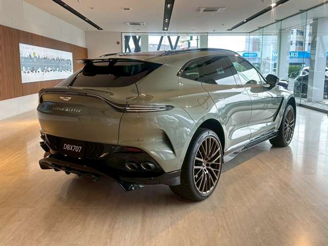 Aston Martin DBX 9