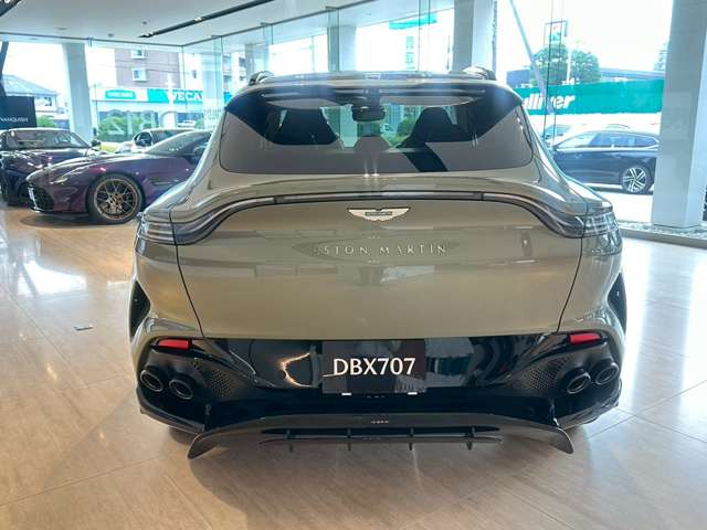 Aston Martin DBX 10
