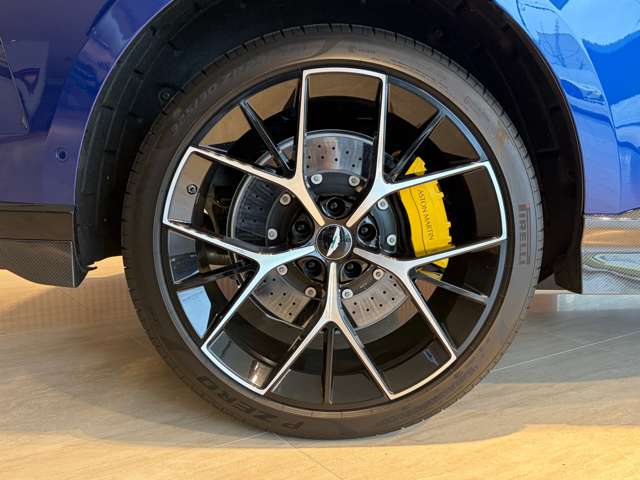 Aston Martin DBX 12