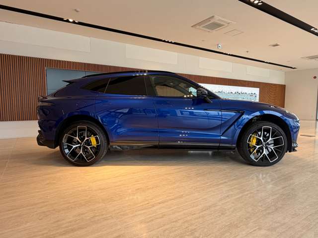 Aston Martin DBX 7