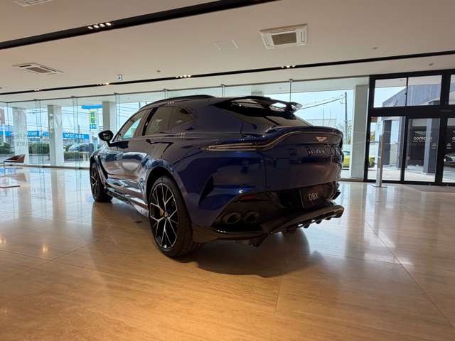 Aston Martin DBX 8