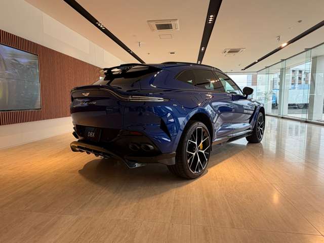 Aston Martin DBX 9