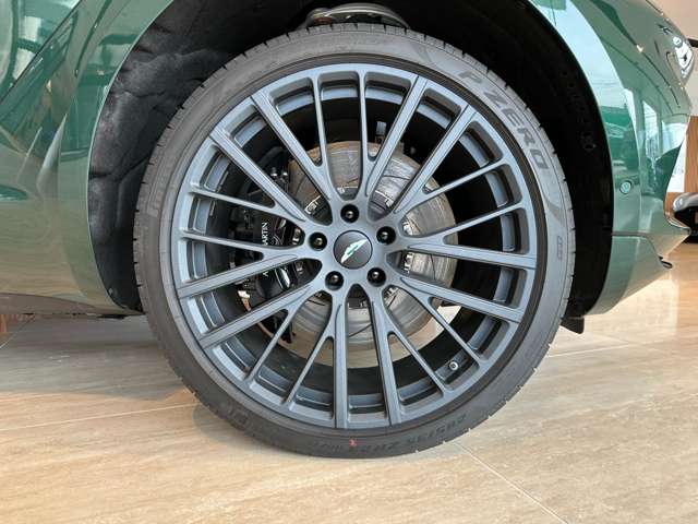Aston Martin DBX 12