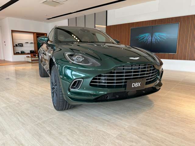 Aston Martin DBX 6