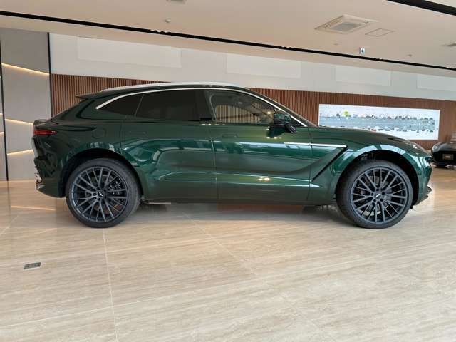 Aston Martin DBX 8