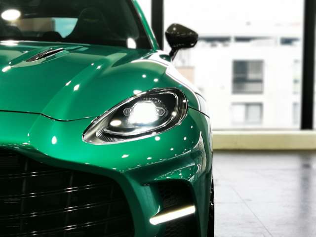 Aston Martin DBX 6