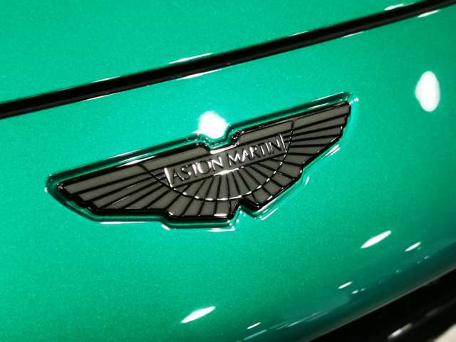 Aston Martin DBX 8