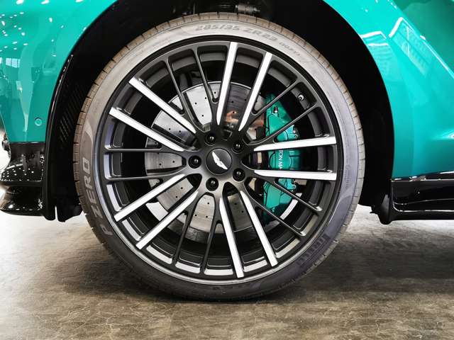 Aston Martin DBX 9