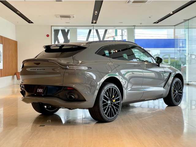 Aston Martin DBX 5