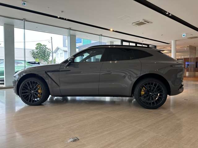 Aston Martin DBX 7