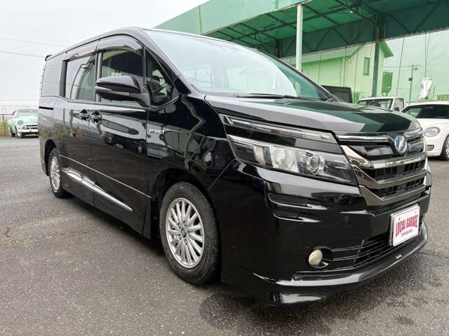 Toyota Voxy 3