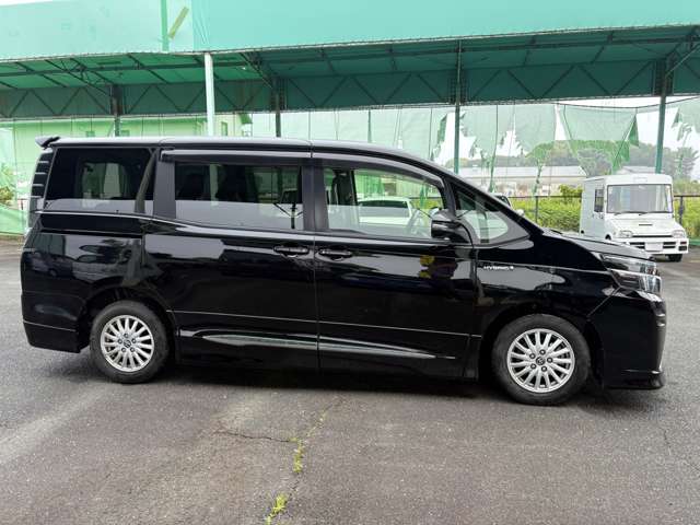 Toyota Voxy 4