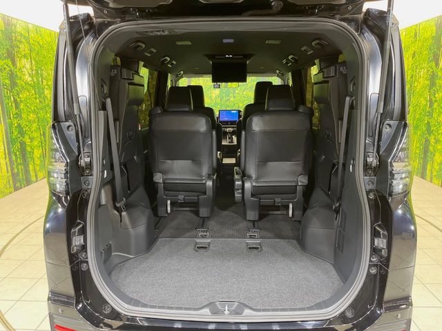 Toyota Voxy 11