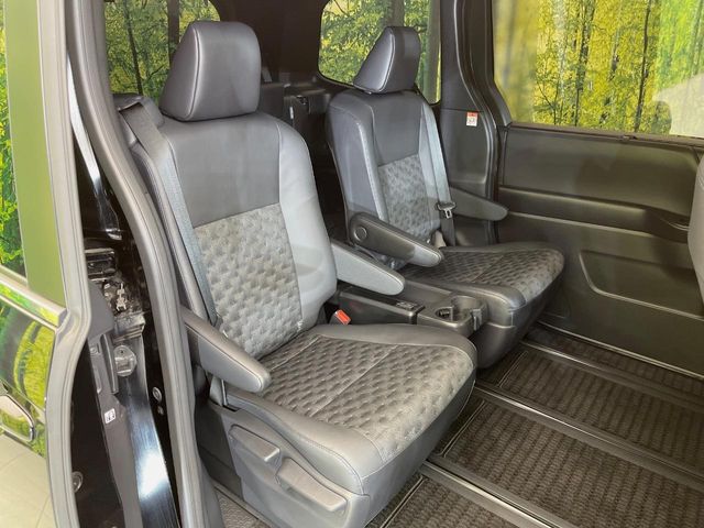 Toyota Voxy 9