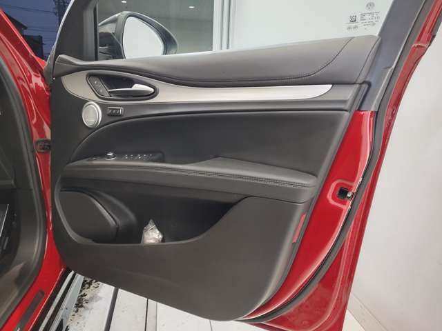 Alfa Romeo Stelvio 12