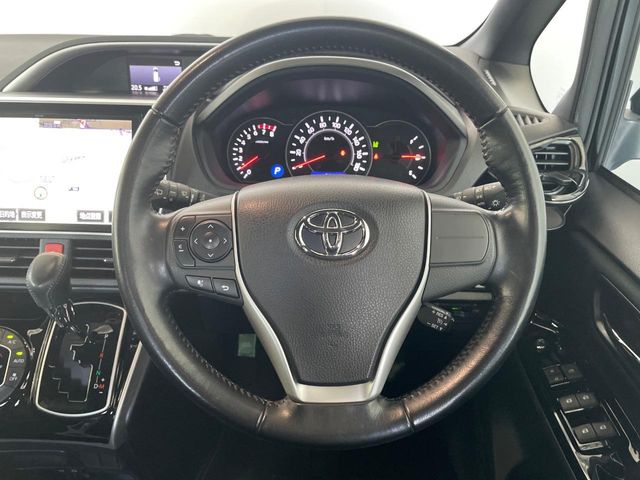 Toyota Voxy 11