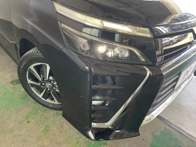 Toyota Voxy 12