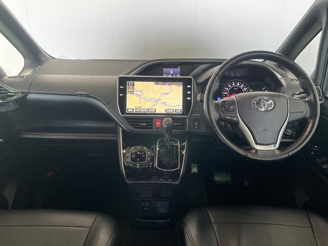 Toyota Voxy 2