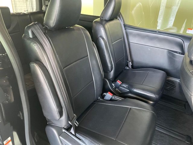 Toyota Voxy 8