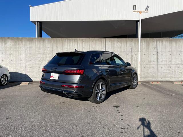 Audi Q7 4