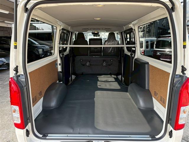 Toyota Hiace Van 7