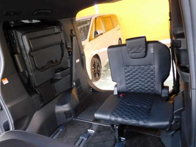 Toyota Voxy 11