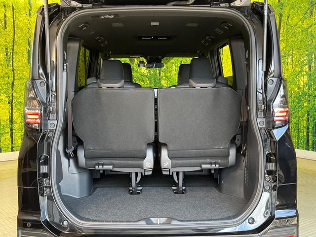 Toyota Voxy 11