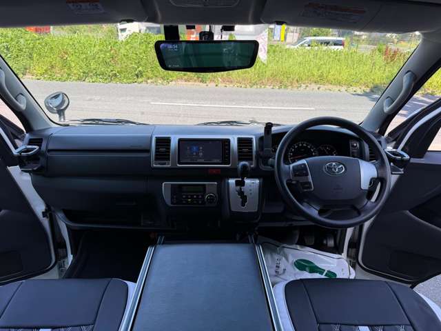 Toyota Hiace Van 6
