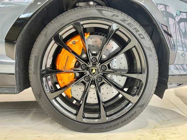 Lamborghini ウルス 3