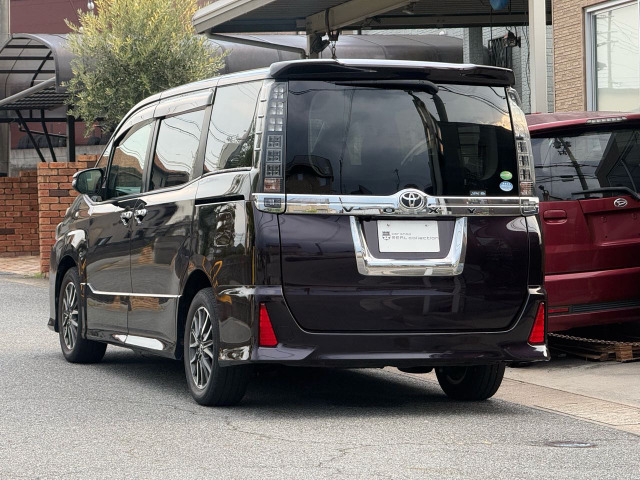 Toyota Voxy 11