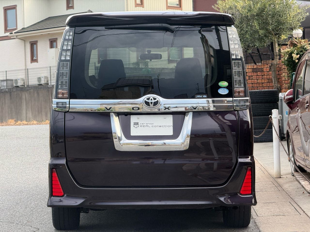Toyota Voxy 12