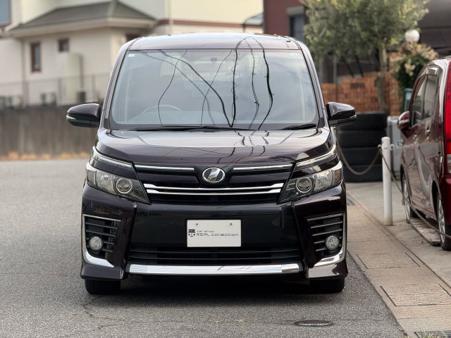 Toyota Voxy 2
