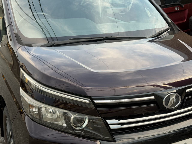 Toyota Voxy 3