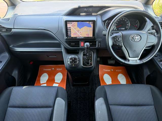 Toyota Voxy 8