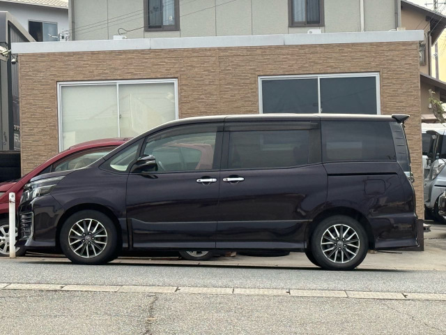 Toyota Voxy 10