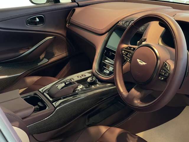 Aston Martin DBX 4