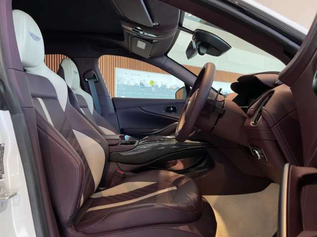 Aston Martin DBX 5