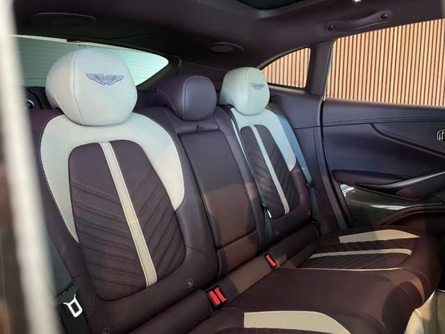 Aston Martin DBX 6