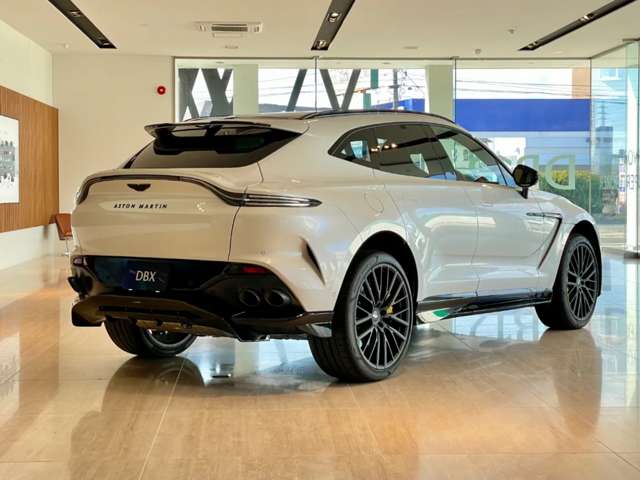 Aston Martin DBX 7