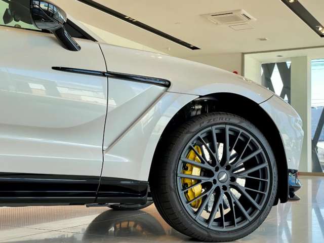 Aston Martin DBX 8
