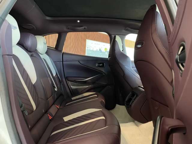Aston Martin DBX 9