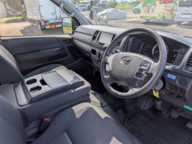 Toyota Hiace Van 6
