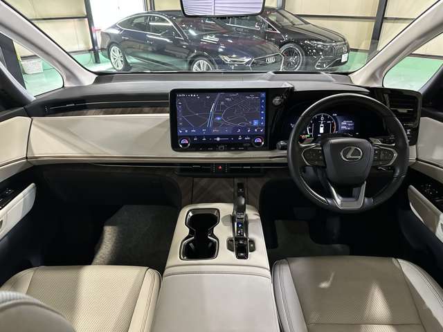 Lexus LM 5