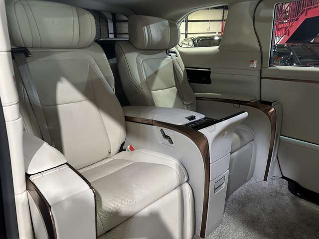 Lexus LM 6