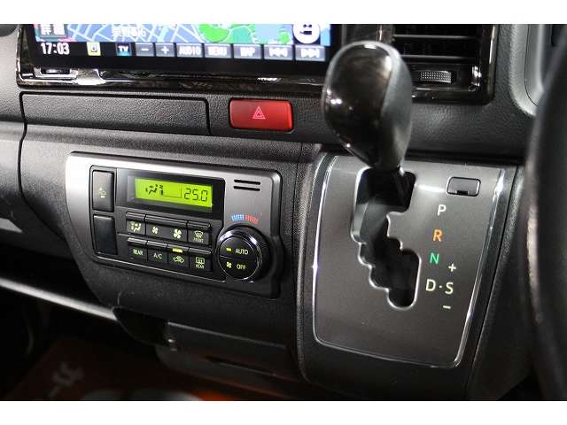 Toyota Hiace Van 12