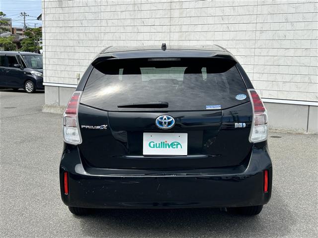 Toyota Prius α 4
