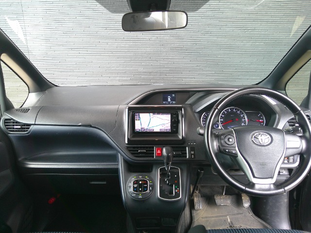 Toyota Voxy 4